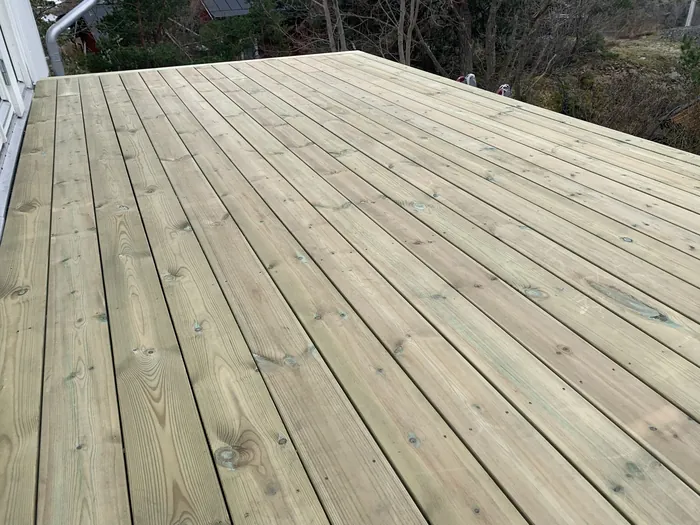 Färdig altan med breda trallbrädor