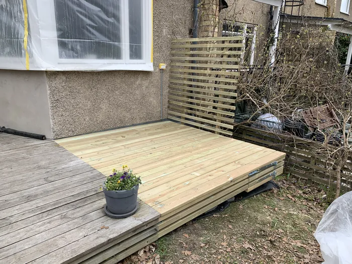 Petite terrasse avec une jardinière