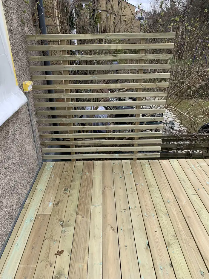 Terrasse avec un treillage servant de brise-vent
