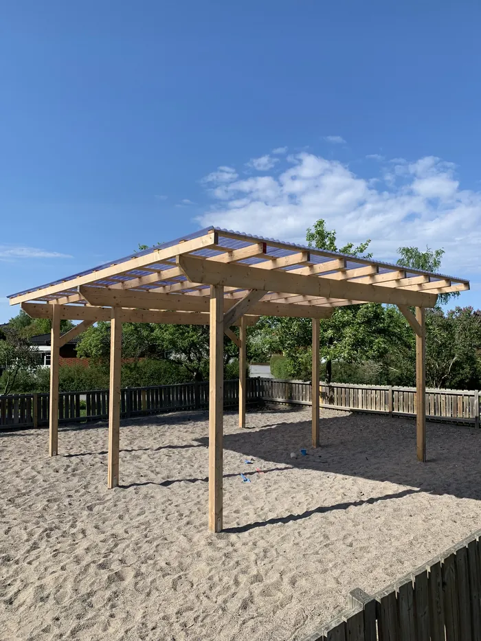 Pergola en bois sous un ciel bleu