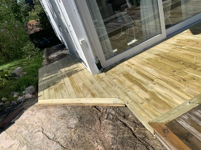 Terrasse qui épouse l'angle de la maison