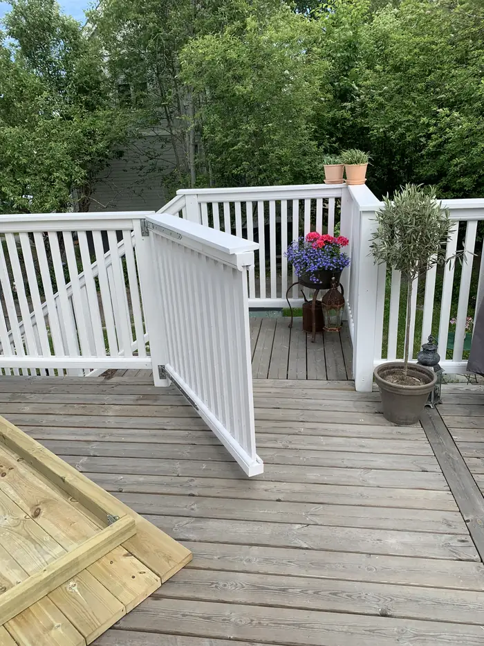 Terrasse avec garde-corps blanc et plantes en pot