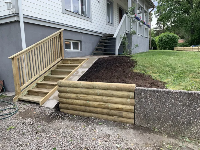Trappa i trä med stödmur i timmer