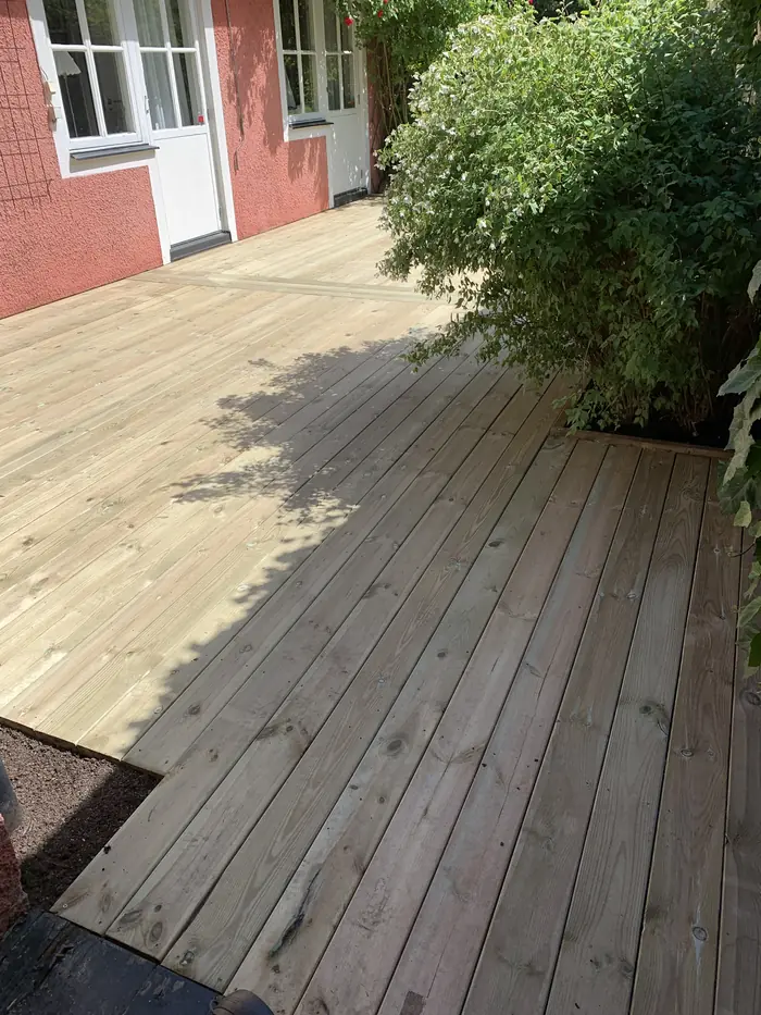 Angle de terrasse près d'une maison rouge en bois