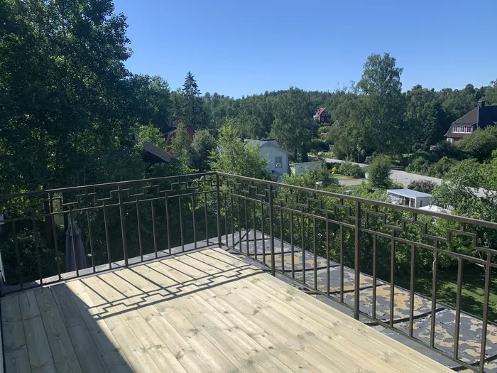 Takterrass med ny trall och svart räcke