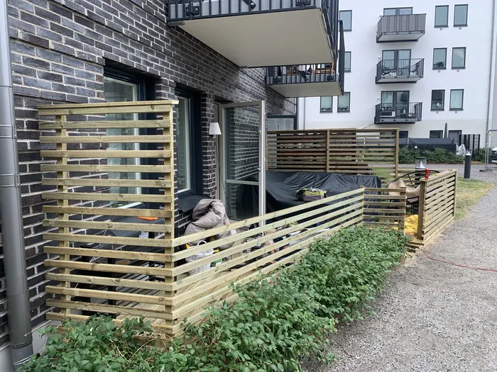 Coins terrasse avec treillages dans une cour de résidence